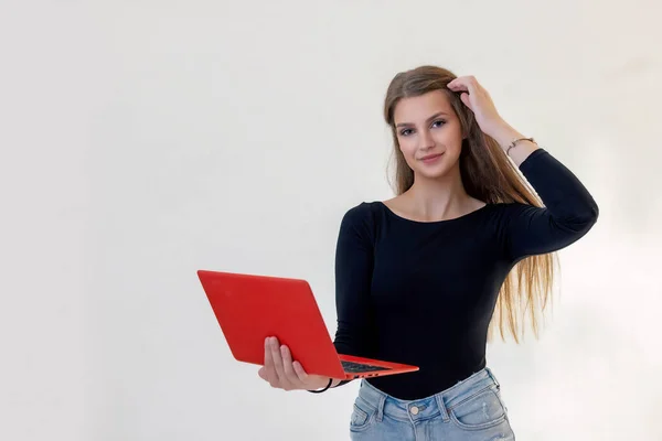Jonge Vrouw Houdt Laptop Hand Poseren Lichte Achtergrond — Stockfoto