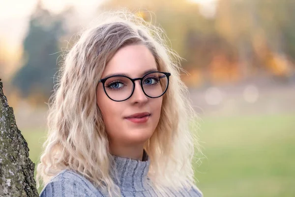 Gözlüklü Çekici Sarışın Kadın Dışarıda Yatay Poz Veriyor — Stok fotoğraf