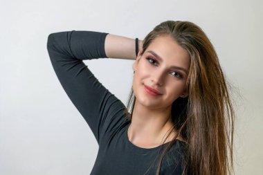 Çekici esmer kız eli açık arka planda poz veriyor.. 