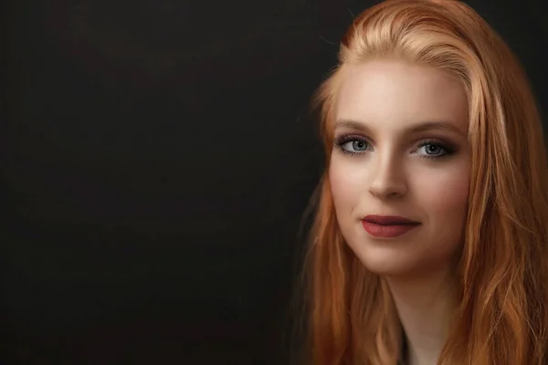 红头发的年轻女子的画像 黑色背景上有红唇 — 图库照片