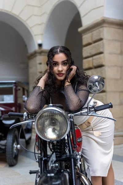 Sexy Meisje Met Lang Zwart Haar Poseert Door Historische Motorfiets — Stockfoto