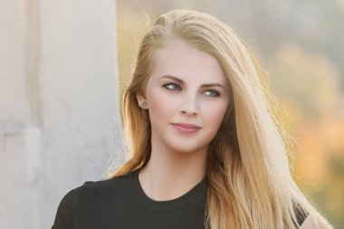 Baştan çıkarıcı uzun saçlı genç kızın portresi. Yatay olarak. 