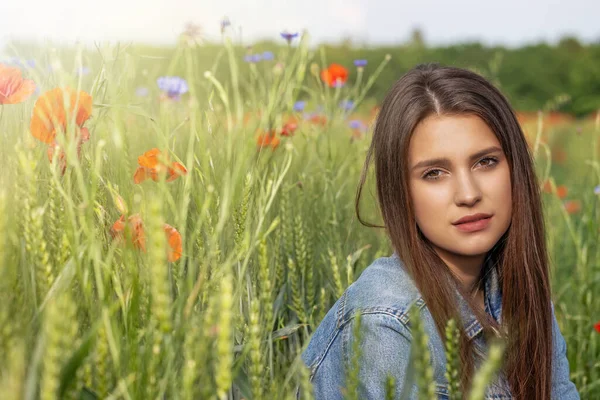 Schöne Brünette Mädchen Posiert Getreidefeld Rote Mohnblumen Und Blaue Kornblumen — Stockfoto