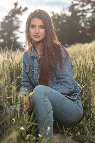 Attraktives Langhaariges Brünettes Mädchen Jeans Posiert Einem Getreidefeld Vertikal — Stockfoto