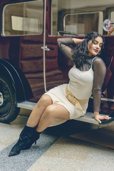 Aantrekkelijk Meisje Ontspannen Een Vintage Auto Bewerkt Als Een Vintage — Stockfoto