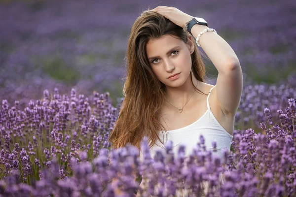 Attraktives Langhaariges Braun Gebranntes Mädchen Posiert Einem Blühenden Lavendelfeld Horizontal — Stockfoto