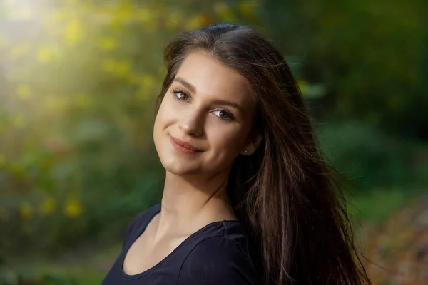 Retrato Jovem Morena Atraente Posando Livre Outono Horizontalmente — Fotografia de Stock