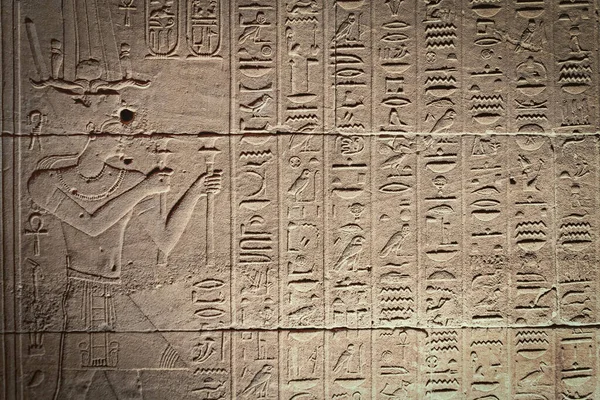 古代エジプトのヒエログリフは古代の背景にあります — ストック写真