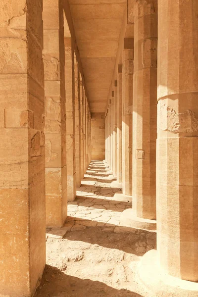 Fila Columnas Antiguas Templo Mortuorio Hatshepsut Verticalmente — Foto de Stock