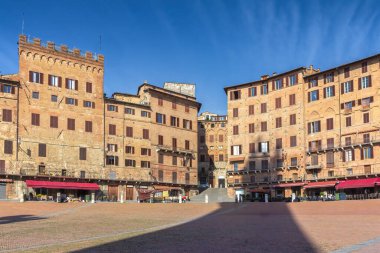 İtalya 'nın Siena kentindeki ünlü boş Meydan (Piazza del Campo). Torre del Mangia 'dan. Yatay olarak. 