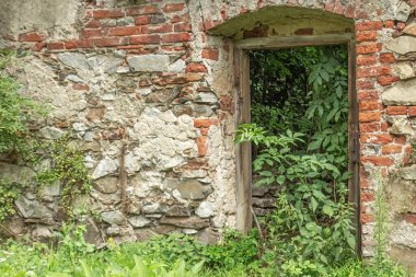 Eski tuğla ve taş duvar arka planında ahşap kaplama. Yatay olarak. 