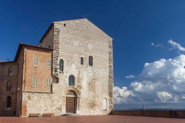 Gubbio kasabasındaki Boş Ana Meydan ve Belediye Binası. Umbria. İtalya. Yatay olarak. 
