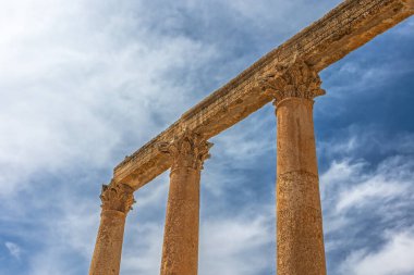 Jerash 'ın arka planında mavi gökyüzü olan antik Roma harabeleri. Ürdün.
