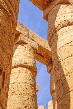 Karnak Tapınakları 'ndaki sütunlar. Arka planda mavi gökyüzü. Luxor, Mısır. Dikey. 