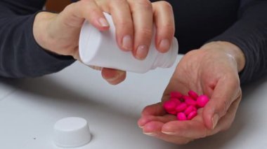 Sağlık ve tıbbi konsept. Kadın eline ilaç döker.. 