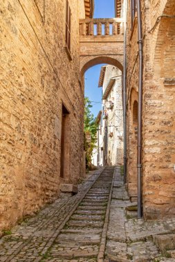 Tarihi şehir Spello, Perugia, Umbria bölgesinde geleneksel İtalyan ortaçağ caddesi