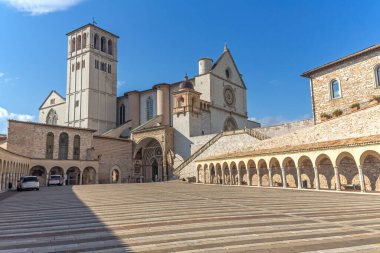 Assisi 'deki St. Francis' in boş Aşağı Meydanı. Umbria. İtalya. Fotoğrafta kullanabileceğiniz yeterli alan var..