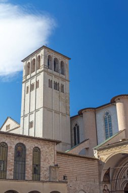 Assisi 'deki Aziz Francis Bazilikası' nın detaylı görüntüsü. Umbria. İtalya. Dikey. 