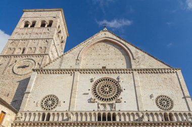 San Rufino Katedrali 'nin ön tarafı. İtalyan Assisi 'de. Umbria. Yatay olarak. 