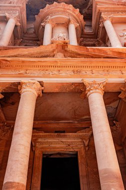 Trasury 'nin girişinin alt görüntüsü. Petra arkeolojik alanı. Jordan... dikey olarak.. 