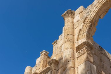 Güney Kapısı 'nın arka planında mavi gökyüzü olan Jerash arkeolojik alanının kalıntıları. Ürdün.