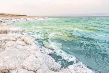 Madensel tuz yatakları, Ürdün 'deki Ölü Deniz' in tipik manzarası. Yatay olarak. 