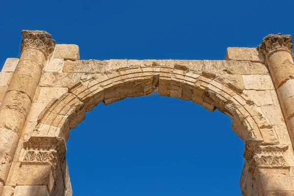 Güney Kapısı 'nın önü. Arka planda mavi gökyüzü var. Jerash harabelerinde. Ürdün.