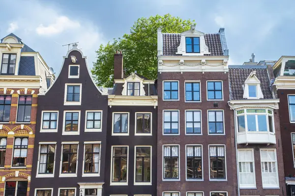 Amsterdam 'daki evlerin (Hollanda) yakın görüntüsü. Yatay olarak. 