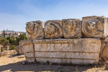 Jerash 'taki arkeoloji sahasında korunmuş anıtların ayrıntıları. Ürdün. Yatay olarak. 