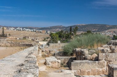 Jerash 'taki arkeolojik alanın genel görünümü. Jerash Jordan 'ın ünlü antik ve Roma kalıntıları.