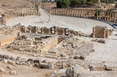 Jerash harabelerinde Zeus Tapınağı 'ndan Oval Plaza' nın en üst manzarası. Ürdün.