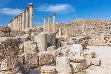 Jerash harabelerinde Güney Decumanus manzarası. Ürdün. Yatay olarak. 