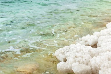 Kumsalda maden tuzu mevduatları. Ürdün 'deki tipik Ölü Deniz manzarası. Yatay olarak. 