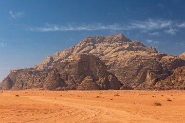 Wadi Rum Çölü manzarası. Ürdün. Yatay olarak. 
