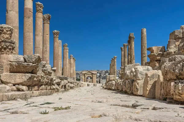 Jerash arkeoloji sahasının harabelerindeki patika. Ürdün.