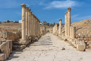 Güney Decumanus 'un Jerash harabelerinde sıralanmış sütunları. Ürdün.