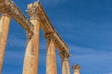 Jerash arkeolojik sahasında antik sütunlar. Ürdün. Fotoğrafta kullanabileceğiniz yeterli alan var..
