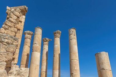 Jerash harabelerinde Zeus Tapınağı 'nın sütunları. Ürdün. Yatay olarak. 