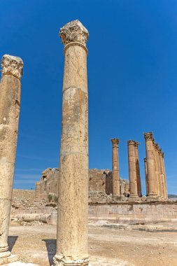 Jerash 'taki sütunlar. Artemis tapınağı arka planda dikey olarak.. 
