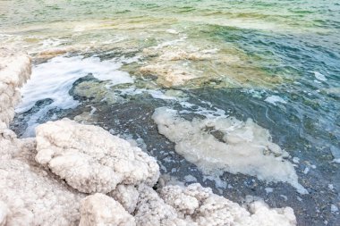 Arka plan olarak Ölü Deniz kıyıları yatay olarak.. 