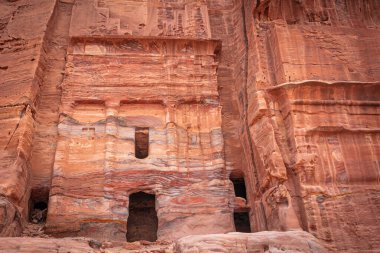 İpek. Petra 'daki Kraliyet Mezarları. İsim kumtaşının zengin renginden geliyor. Petra. Ürdün. 