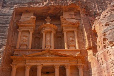 Petra 'daki Hazine' nin girişinin önü. Bu rock şehrindeki en ünlü tapınak. Petra. Ürdün.