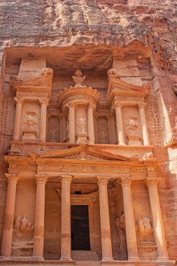 Ürdün 'deki Petra arkeoloji sahasının en ayrıntılı tapınaklarından biri olan Hazine' nin ön manzarası. Dikey.