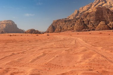 Wadi Rum Çölü manzarası ve off-road araçlarının lastik izleri. Ürdün. Yatay olarak. 