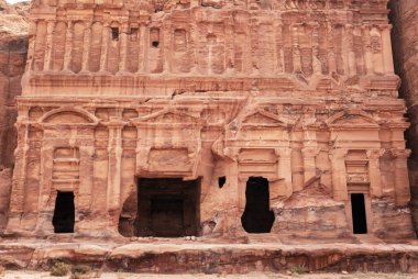 Saray Mezarı 'nın önü Petra arkeolojisinde bir Nabataean mezarı. Ürdün.