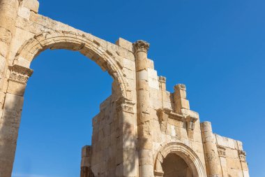 Güney kapısı mavi gökyüzüne karşı Jerash harabelerinde. Ürdün.