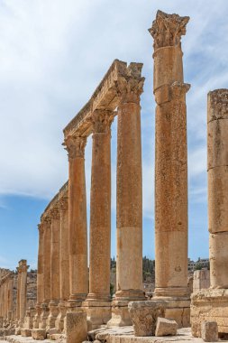 Jerash 'ın arka planında mavi gökyüzü olan antik Roma harabeleri. Ürdün. Dikey. 