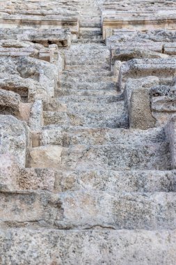 Taş basamakların ayrıntıları antik tiyatroda. Amman. Ürdün. Dikey. 