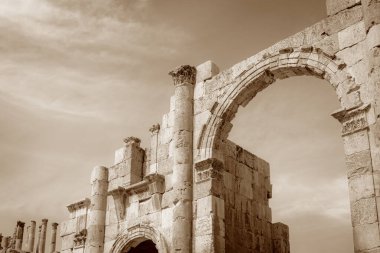 Jerash harabelerinde Güney Kapısı 'nın yan görüntüsü. Ürdün. Klasik fotoğraf olarak düzenlendi.