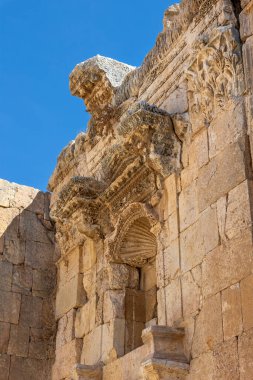 Jerash harabelerindeki Propylaeum 'un antik Roma harabelerinin yakın görüntüsü. Ürdün.